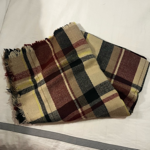 Like Burberry (esque) warm scarf - Picture 1 of 1